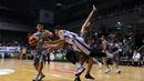 Pemain Satria Muda, Michel (tengah) dikepung dua pemain CLS Knights Surabaya pada laga semifinal IBL di Britama Arena, Kelapa Gading, Jakarta, Minggu (23/4/2017). Satria Muda menang 74-69. (Bola.com/Nicklas Hanoatubun)