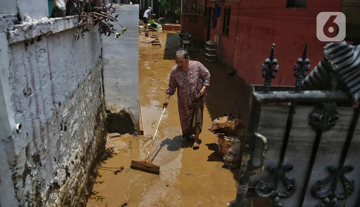 Pada Rabu (5/3/2025) siang, sisa banjir berupa lumpur pekat masih menggenangi lantai dasar rumah serta jalan, sementara aliran listrik masih padam. (Liputan6.com/Angga Yuniar)