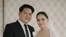 Kakak laki-lakinya Yunita Siregar tampil gagah dengan setelan jas hitam putih. Melihat foto kebersamaan ini, Yunita sangat dekat dengan kakak laki-lakinya ini. Melalui laman Instagramnya, bintang sinetron Elif Indonesia ini jarang unggah foto kebersamaannya bareng sang kakak. Kenang momen waktu kecil, netizen ramai bubuhkan emotikon love dan peluk. (Liputan6.com/IG/@yunitasiregar)