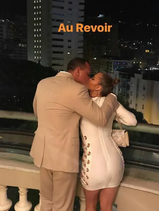 Liburan mewah Jennifer Lopez dan Alex Rodriguez ini ternyata tertangkap kamera paparazzi. Namun di samping itu, JLo pun berbagi kebahagiannya dengan mengunggah foto-fotonya di akun Instagramnya.  (Instagram/Jlo)