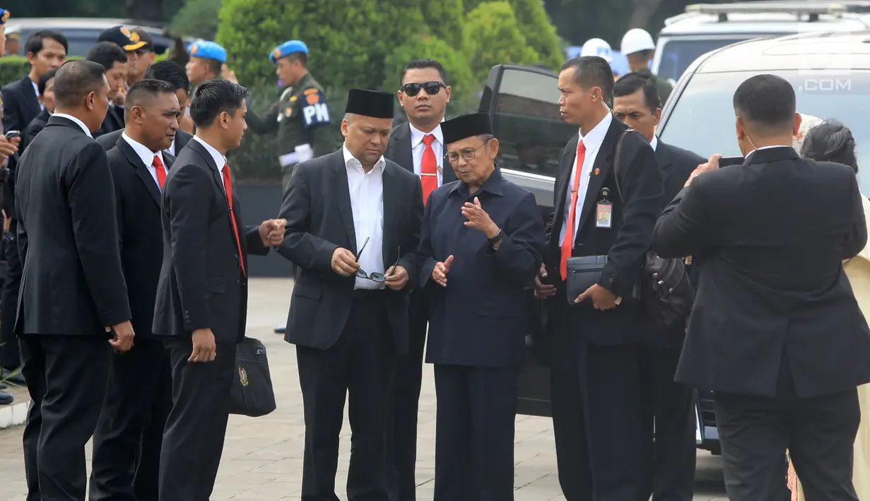 Presiden ke-3 RI BJ Habibie menghadiri pemakaman istri presiden ke-6 RI Susilo Bambang Yudhoyono (SBY), Ani Yudhoyono di Taman Makam Pahlawan (TMP) Kalibata, Jakarta, Minggu (2/6/2019). (Liputan6.com/JohanTallo)