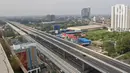 Kendaraan melintas di Tol Layang Jakarta-Cikampek, Bekasi, Jawa Barat, Minggu (7/6/2020). Jalan Tol Layang Jakarta Cikampek II (Eleveted) mulai hari ini kembali beroperasi setelah sebelumnya ditutup total akibat kebijakan larangan mudik Lebaran sejak Minggu (7/5/2020). (Liputan6.com/Herman Zakharia)