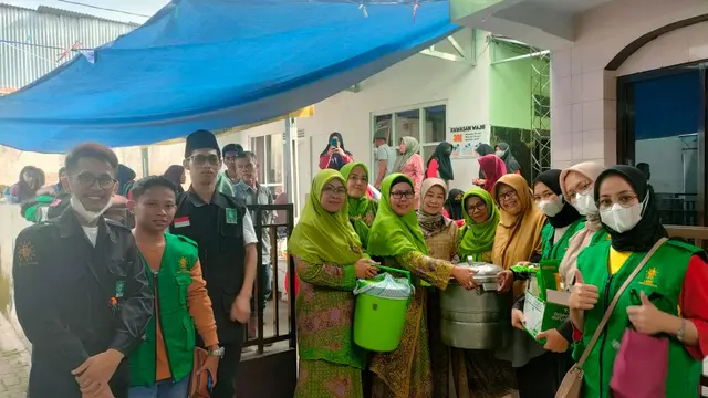 Para pengurus dan staf PC MUslimat NU Garut langsung membuka posko dapur umum yang diperuntukan bagi warga penyintas korban banjir di blok Ciwalen Garut. (Liputan6.com/Jayadi Supriadin)