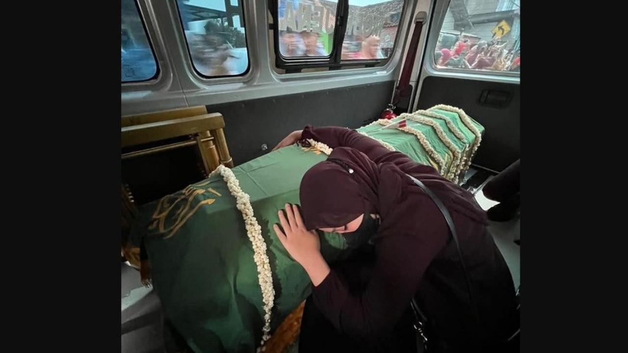 Camilla Laetitia Azzahra atau Zara melukis wajah sang kakak Emmeril Kahn Mumtadz atau Eril anak Ridwan Kamil.