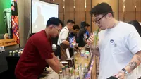 Salah satu finalis Polaris Master ExPOLrasi 2024 sedang meracik menu minuman yang akan dilombakan di depan para juri kompetisi Mixologist. (IST)