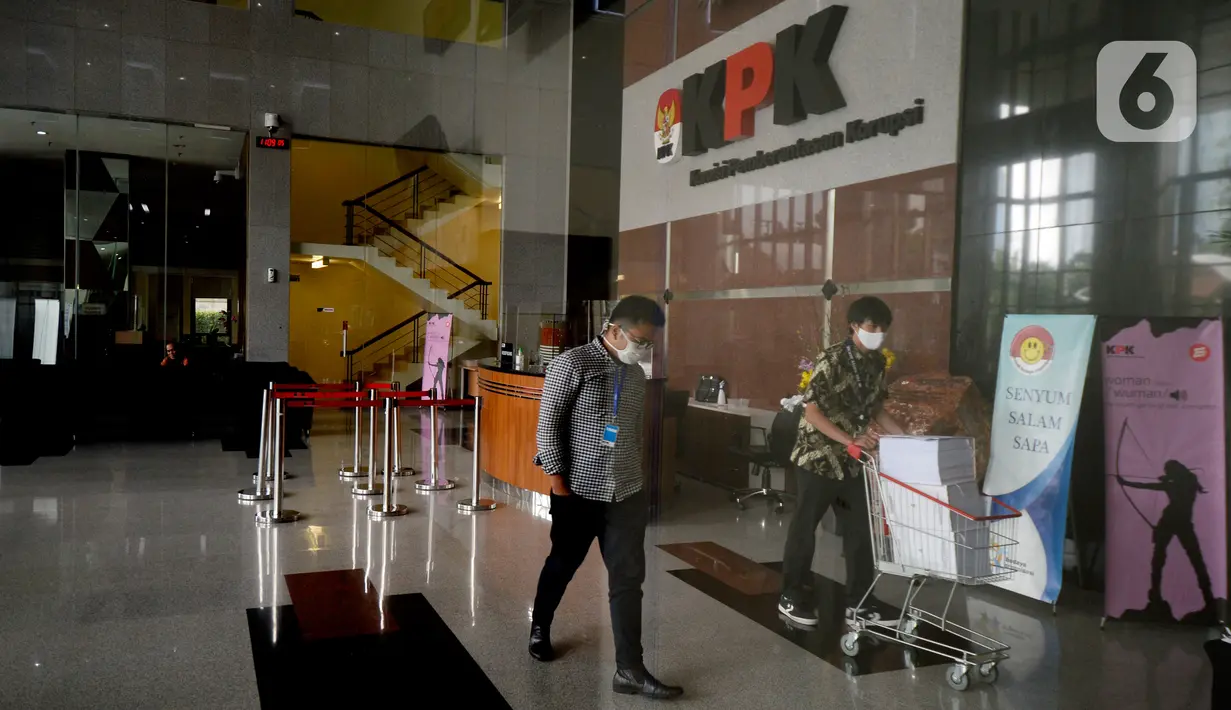 Aktivitas pegawai saat berada di lobi Gedung KPK, Jakarta, pasca libur Lebaran 2020, Rabu (27/5/2020). KPK memperpanjang masa pelaksanaan bekerja dari rumah (BDR) atau work from home (WFH) bagi para pegawainya hingga 4 Juni 2020. (merdeka.com/Dwi Narwoko)