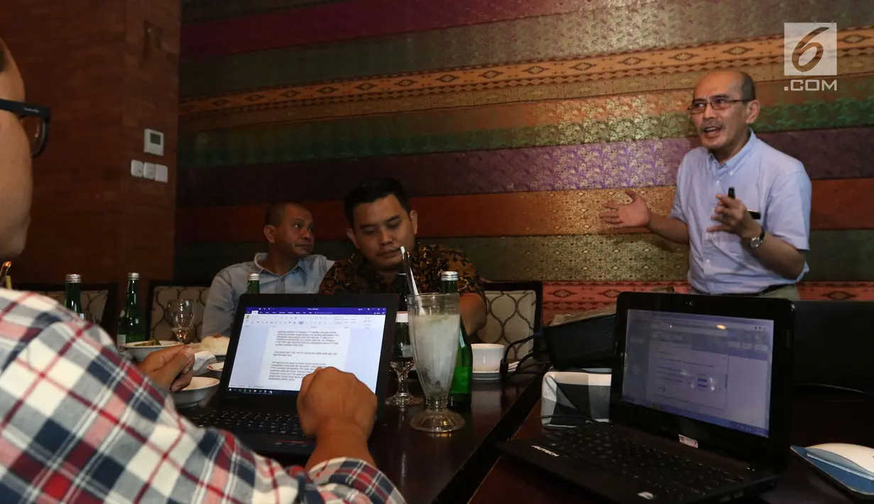 Suasana saat pengamat ekonomi, Faisal Basri memaparkan tentang Holding BUMN Migas di Jakarta Selatan, Jumat (16/3). Menurutnya, saat ini Indonesia menghadapi defisit perdagangan di tiga sektor (tripple deficit). (Liputan6.com/Angga Yuniar)