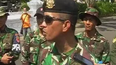 Pasukan TNI Angkatan Darat Yonif 514 melakukan simulasi penanganan teroris yang menyerbu kantor pemerintah kabupaten Banyuwangi.