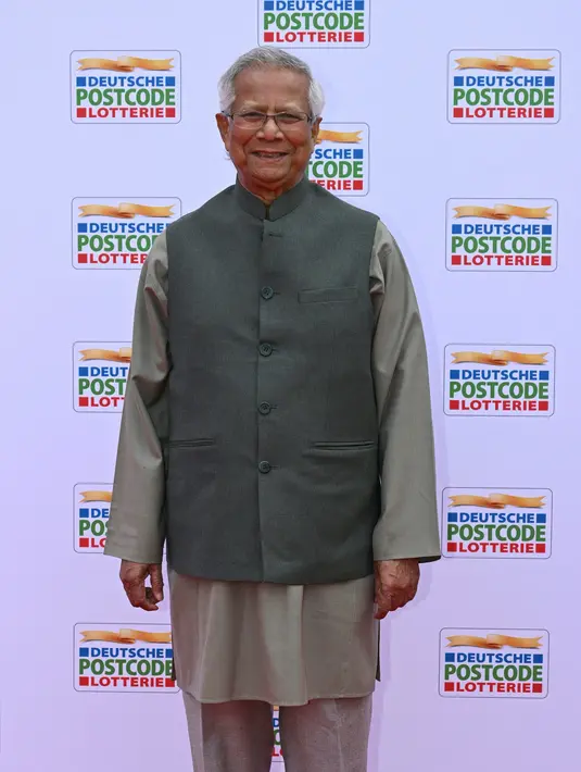 Juru bicara Yunus mengatakan, dia menerima permintaan tersebut. Namun, Yunus akan pulang ke Bangladesh usai menjalani prosedur medis di Paris. (INA FASSBENDER / POOL / AFP)