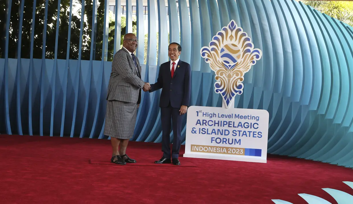 Presiden Joko Widodo atau Jokowi (kanan) berjabat tangan dengan Wakil Perdana Menteri Fiji Manoa Kamikamica setibanya di lokasi KTT AIS Forum 2023 di Nusa Dua, Badung, Bali, Rabu (11/10/2023). (AP Photo/Firdia Lisnawati)