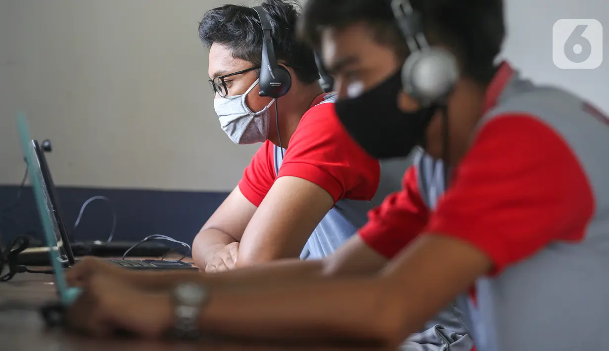 Anak binaan melakukan komunikasi virtual dengan keluarganya di Lembaga Pembinaan Khusus Anak (LPKA) Klas 1 Tangerang, Banten, Sabtu (30/5/2020). Selama pandemi Covid-19, LPKA membatasi kunjungan keluarga guna menekan penyebaran virus corona. (Liputan6.com/Fery Pradolo)