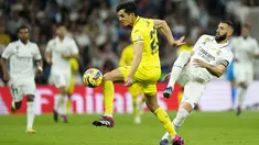Pemain Real Madrid Karim Benzema (kanan) berebut bola dengan pemain Villarreal Aissa Mandi pada pertandingan sepak bola Liga Spanyol di Stadion Santiago Bernabeu, Madrid, Spanyol, Sabtu (8/4/2023). (AP Photo/Jose Breton)