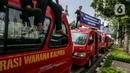 Sejumlah sopir angkot Koperasi Wahana Kalpika (KWK) membentangkan spanduk saat menggelar aksi di Balai Kota DKI Jakarta, Rabu (2/8/2023). (Liputan6.com/Faizal Fanani)