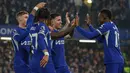 Pemain Chelsea, Nicolas Jackson melakukan selebrasi dengan rekan setimnya setelah mencetak gol pembuka timnya saat pertandingan sepak bola Liga Premier Inggris melawan Newcastle di Stadion Stamford Bridge, London, Senin, 11 Maret 2024. (AP Photo/Ian Walton)