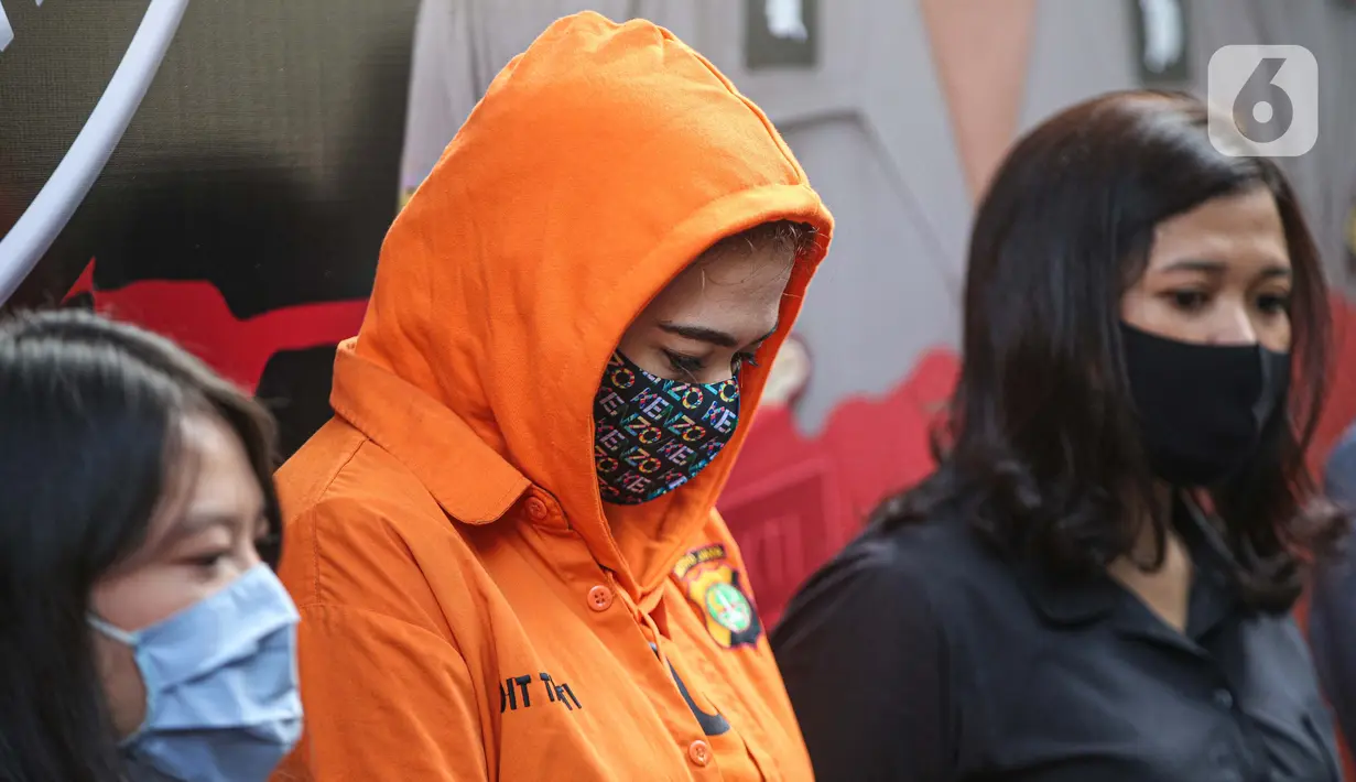 Artis Catherine Wilson tertunduk saat dihadirkan sebagai tersangka saat pengungkapan kasus narkoba di Polda Metro Jaya,  Sabtu (18/7/2020). Catherine menjadi tersangka penyalahgunaan narkoba usai di tangkap petugas di rumahnya dengan barang bukti 2 gram sabu. (Liputan6.com/Faizal Fanani)