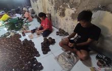 Berkah Maraton Hari Raya, Produsen Kue Keranjang Kebanjiran Pesanan di Bekasi