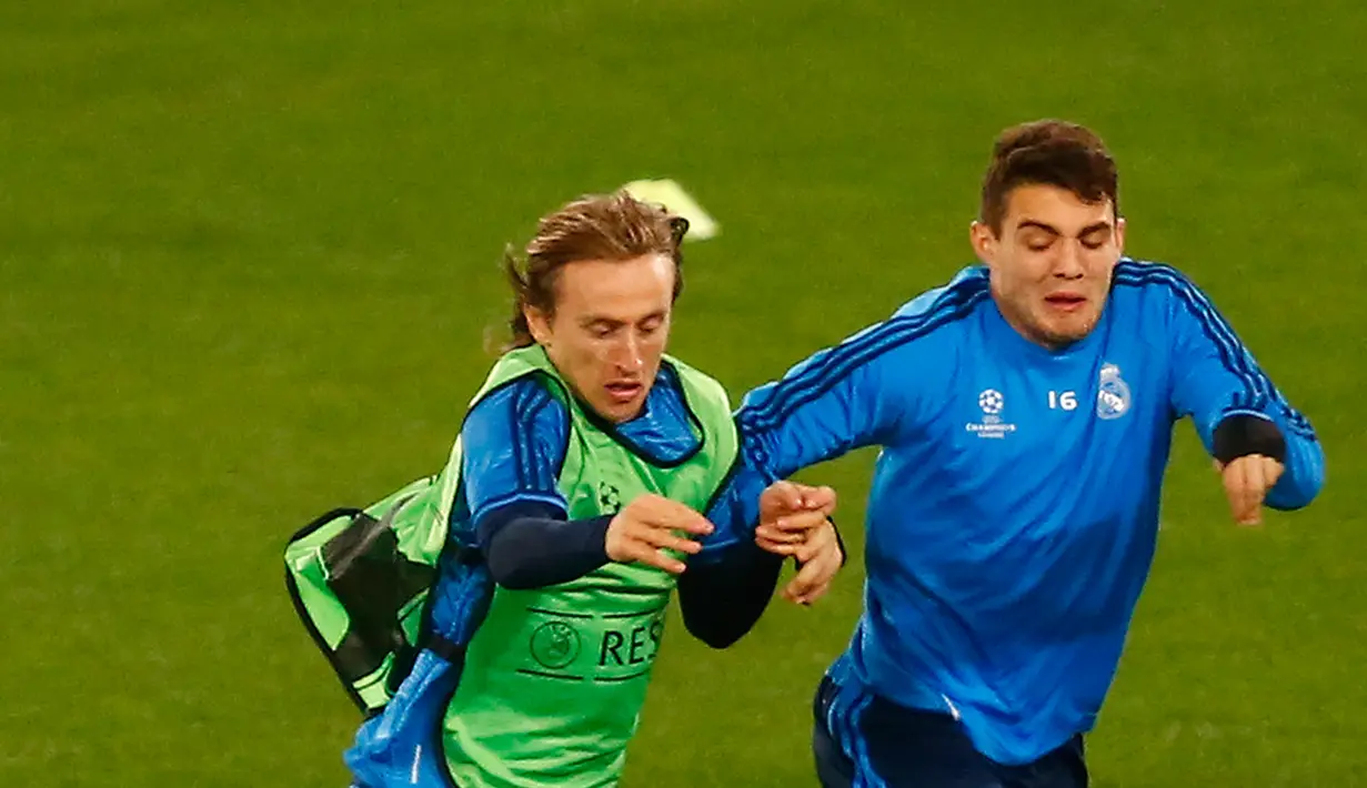 Gelandang Real Madrid, Luca Modric (kiri) dan Mateo Kovacic berebut bola saat sesi latihan di Stadion Olimpiade di Roma, Italia (16/2). Real Madrid akan bertanding melawan AS Roma di leg pertama 16 besar Liga Champions. (REUTERS/Tony Gentile)