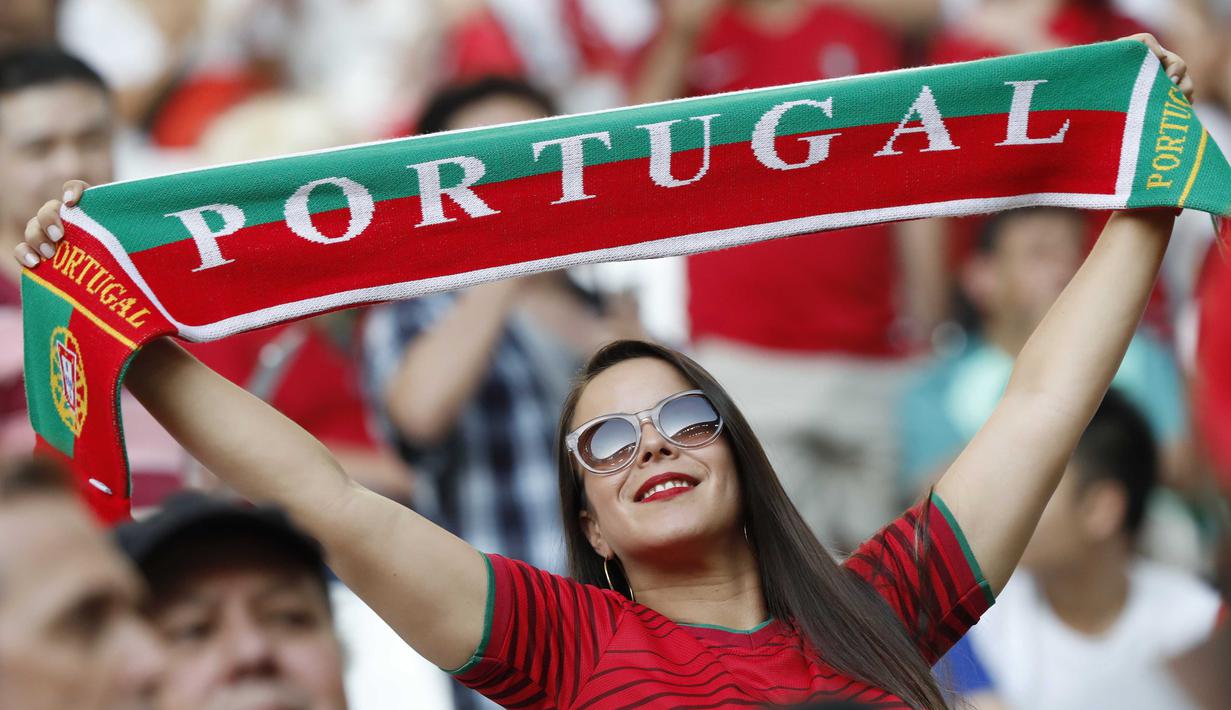 Fans cantik Portugal membentangkan syal saat mendukung timnya melawan Polandia pada perempat final Piala Eropa 2016 di Stade VÈlodrome, Marseille, Prancis, (30/6/2016) dini hari WIB. (REUTERS/Christian Hartmann)