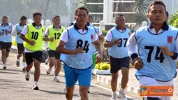 Citizen6, Surabaya: Sebanyak 386 Casis Pama dari berbagai Satuan Kerja TNI AL memperebutkan 320 kursi pada seleksi masuk Dikspespa 2012 di Lapangan Laut Maluku, Kesatrian Bumimoro, Kobangdikal, Rabu ((13/6). (Pengirim: Kobangdikal).