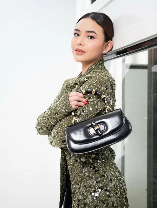 Amanda Manopo tampil glamor saat hadiri sebuah acara di kampus dengan gaya khas Gucci Girl [@styledbyrevashion]
