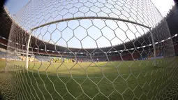 Kondisi gawang dan rumput lapangan saat Sriwijaya FC berlatih di Stadion Utama Gelora Bung Karno, Senayan, Jakarta, Sabtu (17/10/2015) pagi WIB. (Bola.com/Nicklas Hanoatubun)