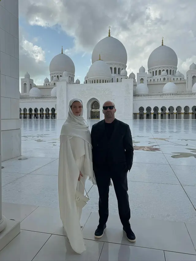 Jason Statham Kunjungi Masjid Syekh Zayed di Abu Dhabi dengan Rosie Huntington-Whiteley. (Instagram/ rosiehw)