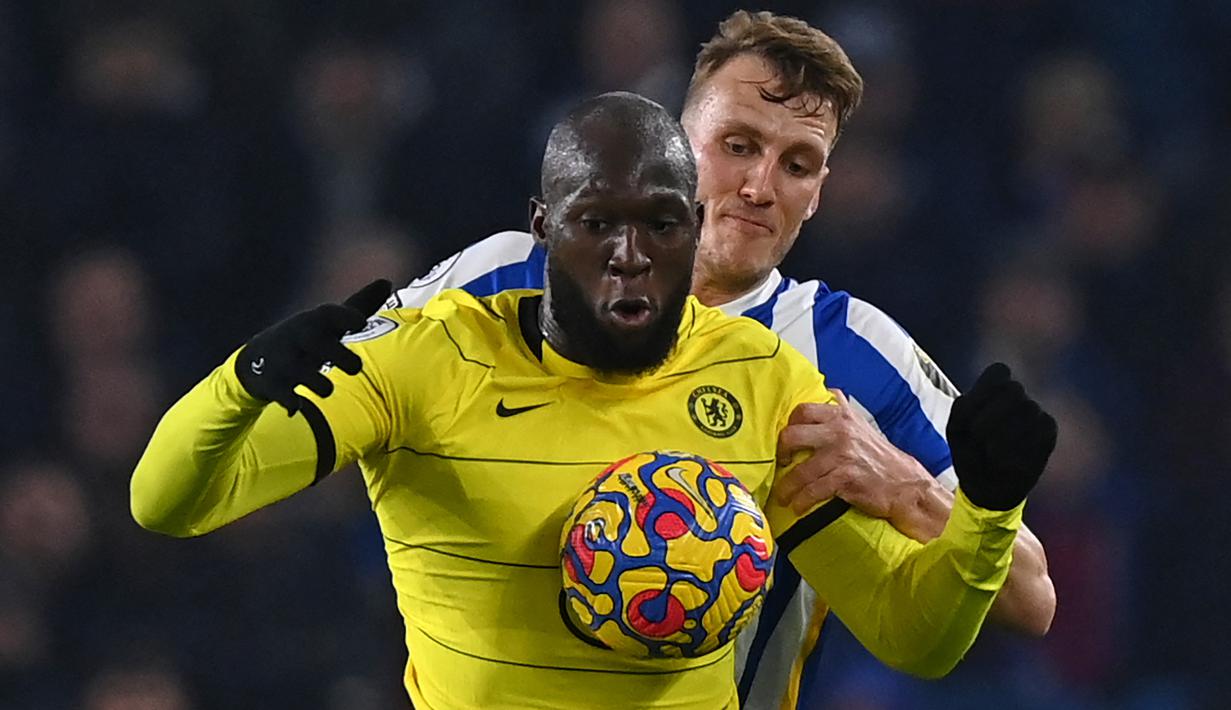 Striker Chelsea, Romelu Lukaku menguasai bola dibayangi bek Brighton and Hove Albion, Dan Burn pada laga Liga Inggris 2021/2022 di American Express Community Stadium, Brighton (18/1/2022). Romelu Lukaku memulai periode kedua bersama Chelsea saat didatangkan dari Inter Milan pada awal musim 2021/2022. Tak sesuai ekspektasi bersama Chelsea, ia memilih kembali ke Inter Milan dengan status pinjaman pada awal musim 2022/2023. (AFP/Glyn Kirk)