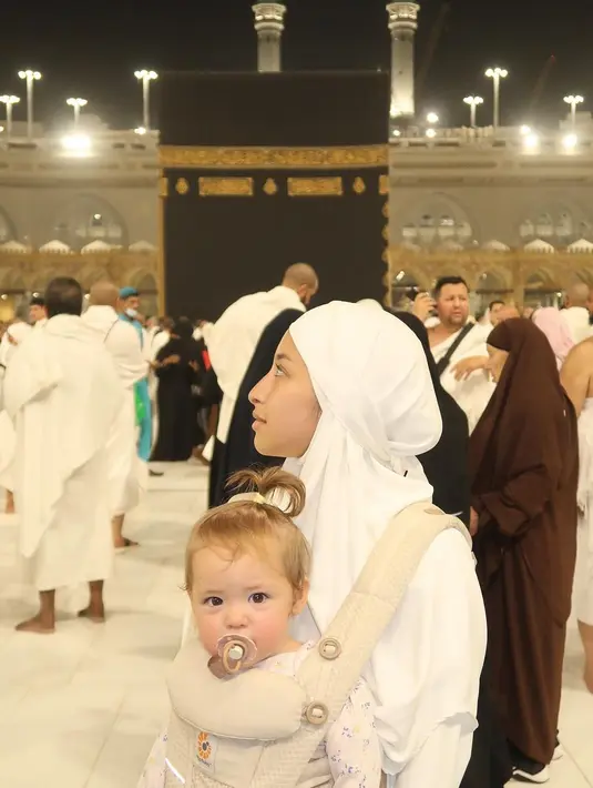 Jennifer Coppen baru-baru ini menjalankan ibadah umrah. Tak sendiri, artis 23 tahun ini mengajak serta putri semata wayangnya, Kamari. [@jennifercoppenreal20].