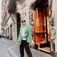 Blazer yang dipadukan dengan celana jogger, dapat membuat kesan semi-formal. Bisa untuk outfit hangout!. (Instagram/ollaramlan).