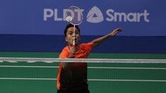 Tunggal putra Indonesia, Anthony Ginting, mengembalikan kok saat melawan Soong Joo Ven pada final beregu SEA Games 2019 di Multinlupa Sport Center, Rabu (4/12). Ginting menang 13-21, 21-15, dan 21-18. (Bola.com/M Iqbal Ichsan)