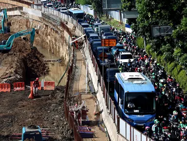 Pengendara terjebak kemacetan di samping proyek pembangunan underpass Mampang, Jakarta, Senin (6/11). Gubernur DKI Jakarta Anies Baswedan mengatakan ada 10 proyek pembangunan infrastruktur yang menimbulkan kemacetan luar biasa. (Liputan6.com/JohanTallo)