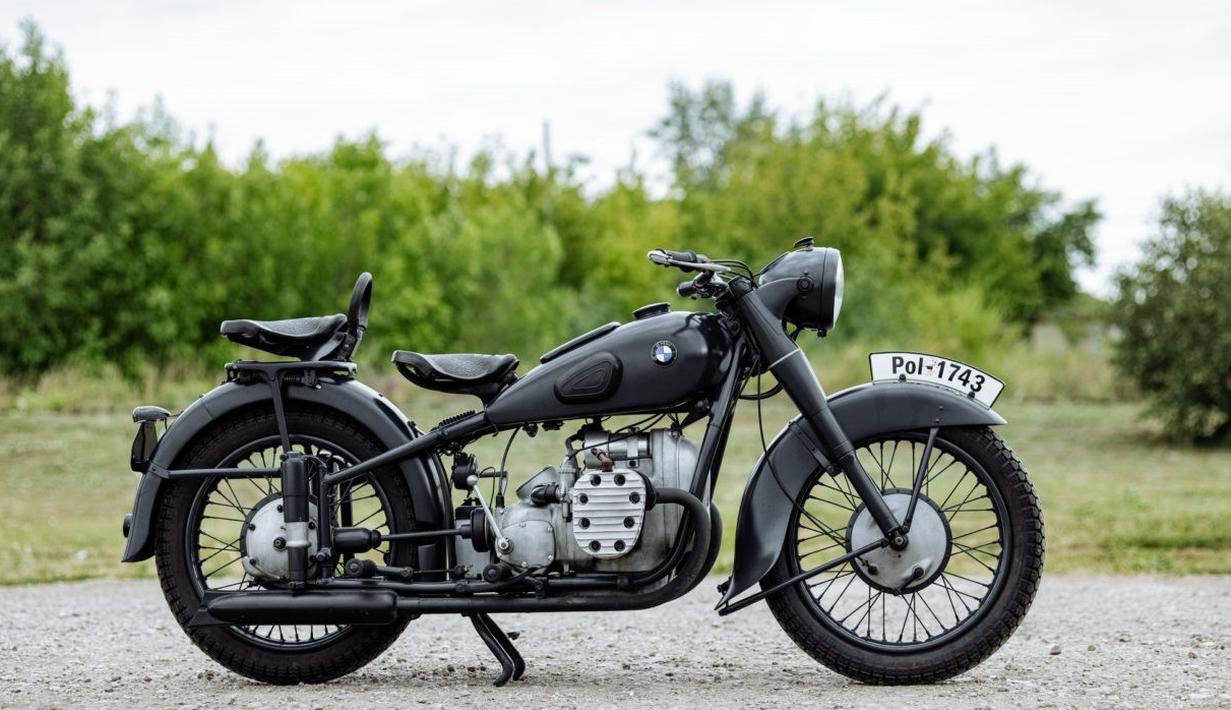 BMW R71 merupakan motor BMW klasik idaman para kolektor. Motor ini meluncur pertama kali di Berlin, Jerman pada 1938 sebagai pelengkap varian R51, R61, dan R66. Jantung pacu motor ini mengandalkan unit mesin flat-twin boxer 4-tak berkapasitas 746cc. Desain BMW R71 ini memiliki paras yang sangat cantik. Selain untuk masyarakat sipil, motor ini juga menjadi armada Perang Dunia II. (Source: motos-of-war.ru)