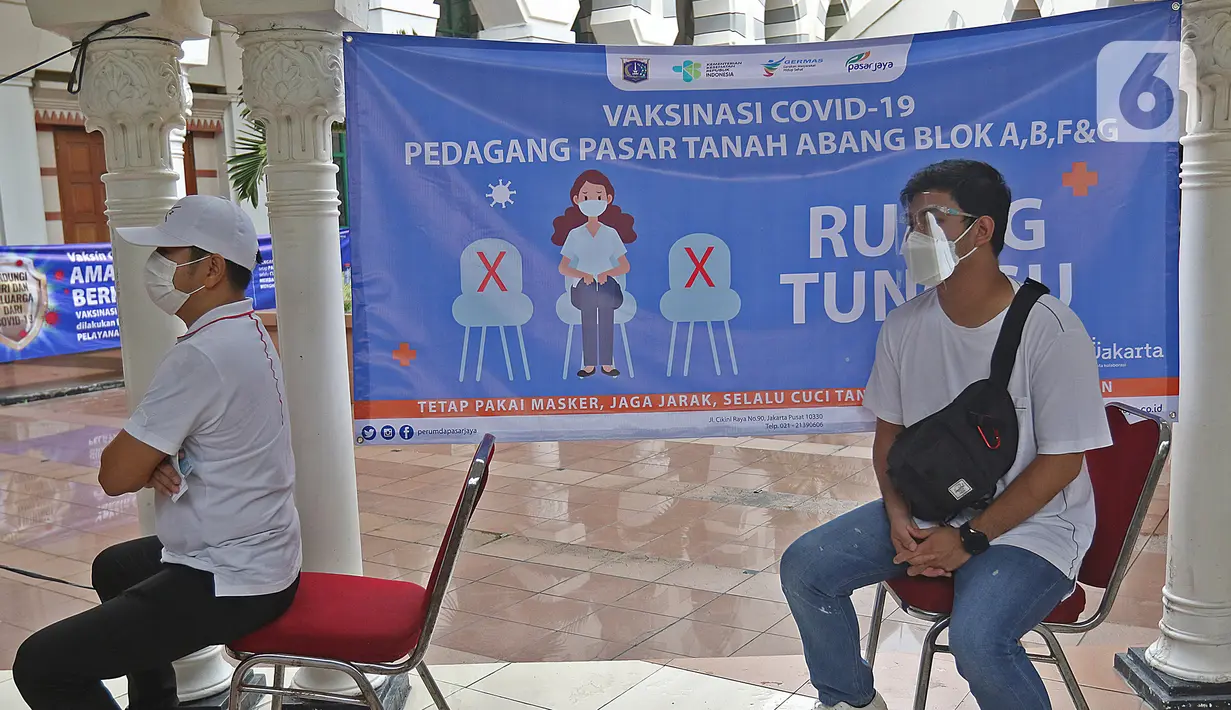 Pedagang saat antre untuk menjalani vaksinasi COVID-19 di Pasar Tanah Abang Blok A, Jakarta, Rabu (17/2/2021). Total sasaran vaksinasi tahap kedua ini mencapai 38.513.446 yang terdiri dari 21 juta lebih lansia, dan hampir 17 juta untuk pekerja pelayanan publik. (Liputan6.com/Herman Zakharia)