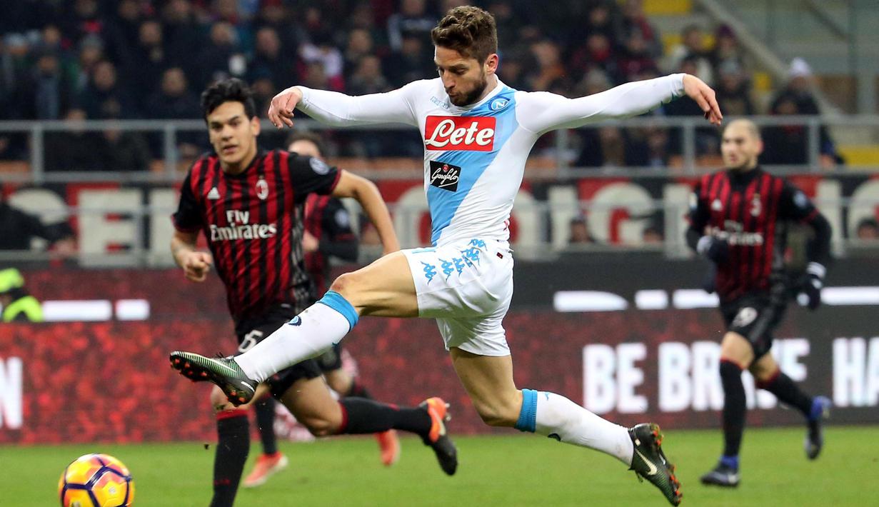 Pemain Napoli, Dries Mertens pelan tapi pasti menyodok ke posisi puncak klasemen setelah mengoleksi 13 gol hingga pekan ke-22, bahkan satu golnya ke gawang Palermo menyelamatkan Napoli dari kekalahan. (EPA/Matteo Bazzi)