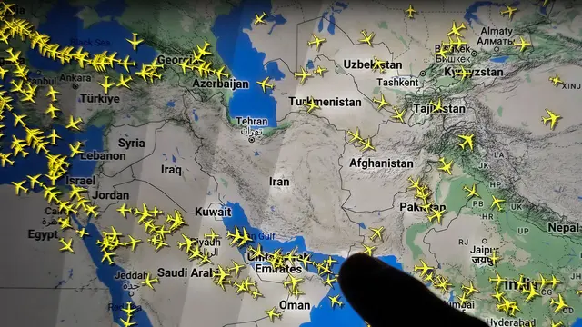 Serangan Israel ke Iran menyebabkan penangguhan penerbangan di langit Teheran/Tehran. (AFP)