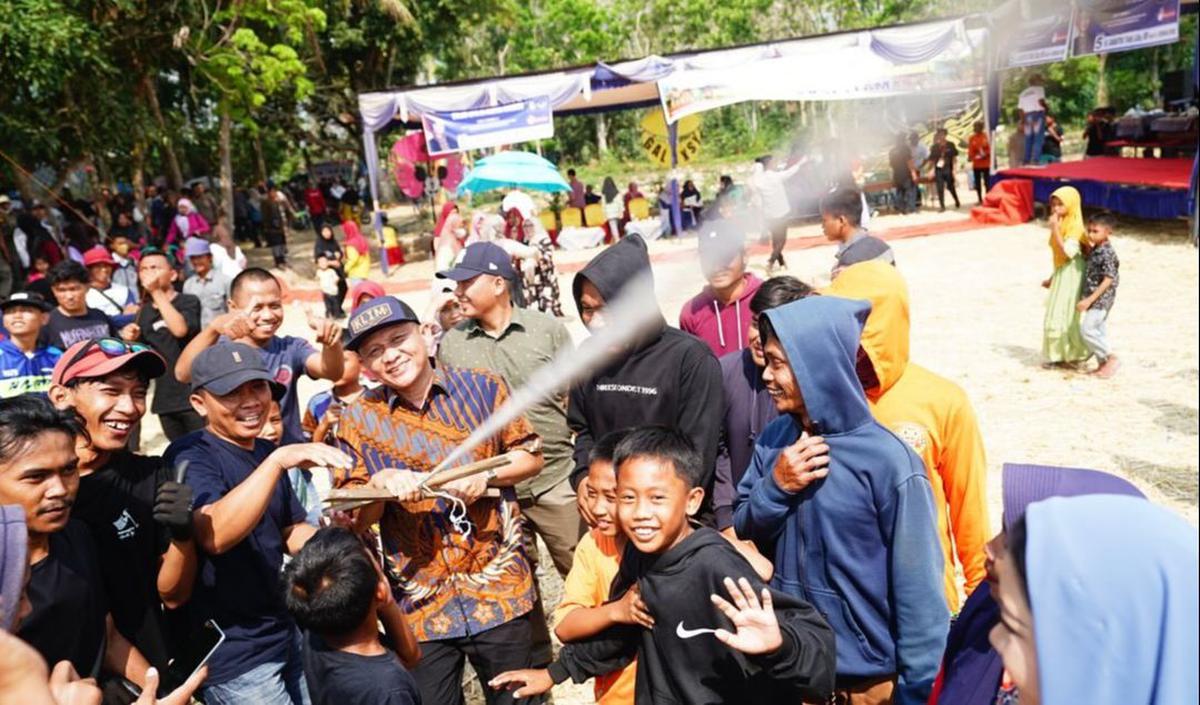 Lebih lanjut, Bupati juga mengatakan bahwa dengan adanya event seperti ini, tentu juga berdampak kepada perekonomian masyarakat setempat,&nbsp;