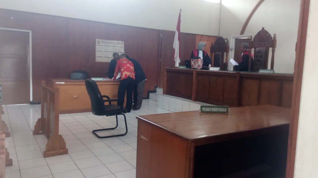 Kuswendi, terdakwa kasus Bumi Perkemahan Garut, tengah berkonsultasi dengan tim hukumnya usaia putusan 1 tahun penjara dijatuhkan Pengadilan Negeri Garut