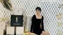 Gaya edgy Renata Kusmanto terlihat misterius dengan mini dress berkerah H dan heels hitam [@renata711]