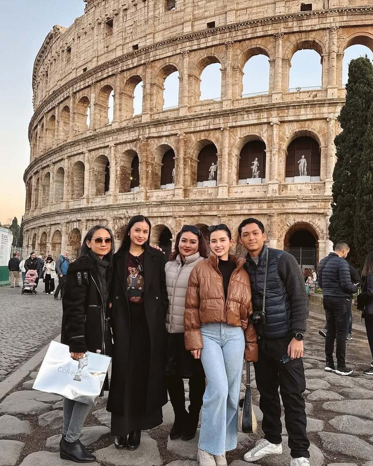 9 Potret Azriel Liburan Bareng Sarah Menzel Dari London Sampai Roma, Ketika Keluarga Besarnya Liburan di Jepang