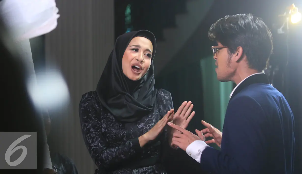 Laudya Cynthia Bella bersama Wafda saat pembuatan video klip ost film 'Surga yang Tak Dirindukan 2' di Cilandak, Jakarta, Jumat (14/10). Bella merasa lebih tertantang dan bisa lebih bertanggung jawab ketika bernyanyi duet. (Liputan6.com/Herman Zakharia)