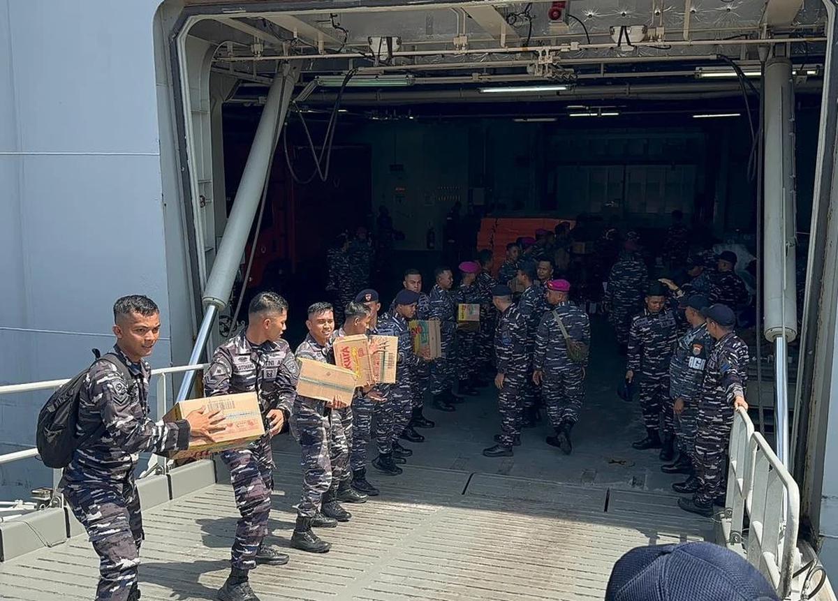 Bersandar di Padang, KRI Semarang-494 Sebar Bantuan untuk Masyarakat Terdampak Bencana