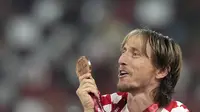 Luka Modric menunjukkan medali perunggu setelah membantu Kroasia mengalahkan Maroko 2-1 pada perebutan tempat ketiga Piala Dunia 2022 di Stadion Internasional Khalifa, Doha, Qatar, Sabtu, 17 Desember 2022. Kroasia menang 2-1. (AP Photo / Frank Augstein)