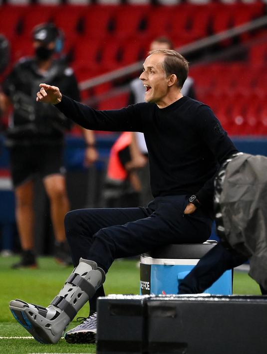 Pelatih PSG, Thomas Tuchel menginstruksikan pemainnya saat bertanding melawan Marseille pada L1 Prancis di stadion Parc de Princes di Paris pada 13 September 2020. Thomas Tuchel resmi menjadi pelatih baru Chelsea. (AFP/Franck Fife)
