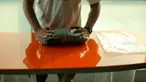 Dengan hanya bermodal plastik bekas, pakaian apek menjadi wangi kembali.
