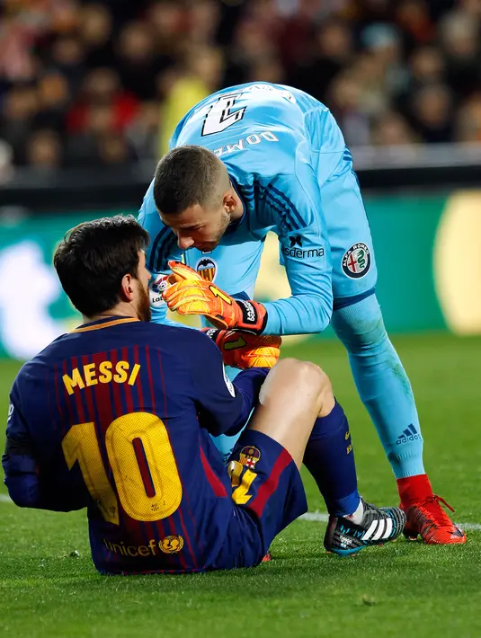 Kiper Valencia Jaume Domenech berbicara dengan striker Barcelona Lionel Messi saat pertandingan Copa del Rey di stadion Mestalla di Valencia (8/2). (AP Photo/Alberto Saiz)