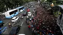 Suasana antrean di lokasi penjualan tiket Final Piala AFF di Markas Garnisun Tetap 1, Gambir, Jakarta, Selasa (13/12). Final Piala AFF akan dihelat di Stadion Pakansari, Bogor pada Rabu, 14 Desember 2016 mendatang. (Liputan6.com/Johan Tallo)