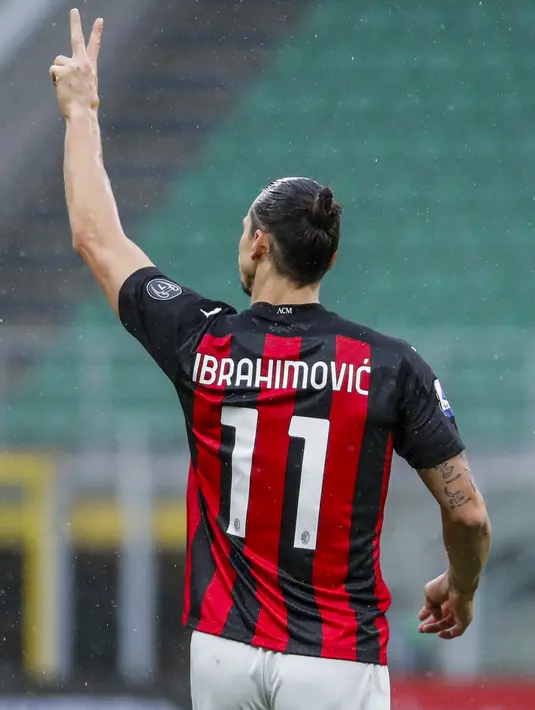 Penyerang AC Milan, Zlatan Ibrahimovic berselebrasi usai mencetak gol ke gawang Crotone pada pertandingan lanjutan Liga Serie A Italia di stadion San Siro di Milan, Italia, Minggu (7/2/2021). Ibrahimovic mencetak dua gol dan mengantar Milan menang telak atas Crotone 4-0. (AP Photo/Antonio Calanni)