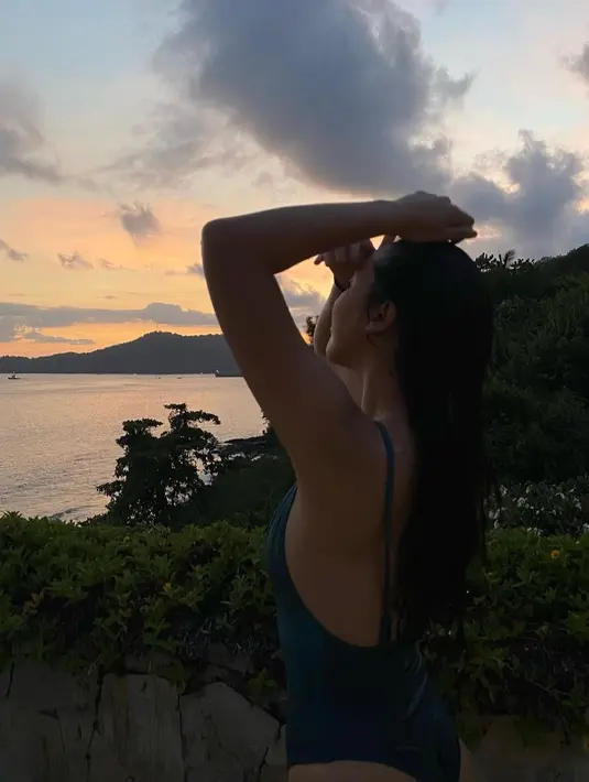 Tak hanya dengan bra, dia juga terlihat memakai baju renang saat berenang sambil menikmati keindahan pulau Bali