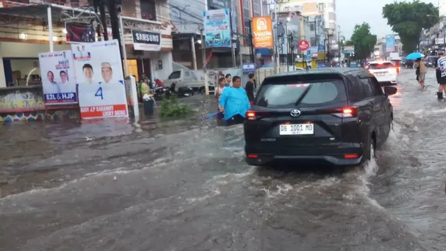 Hujan yang terjadi di Kota Manado pada, Selasa (1/10/2024), menyebabkan banjir di sejumlah kawasan di ibukota Provinsi Sulut itu.