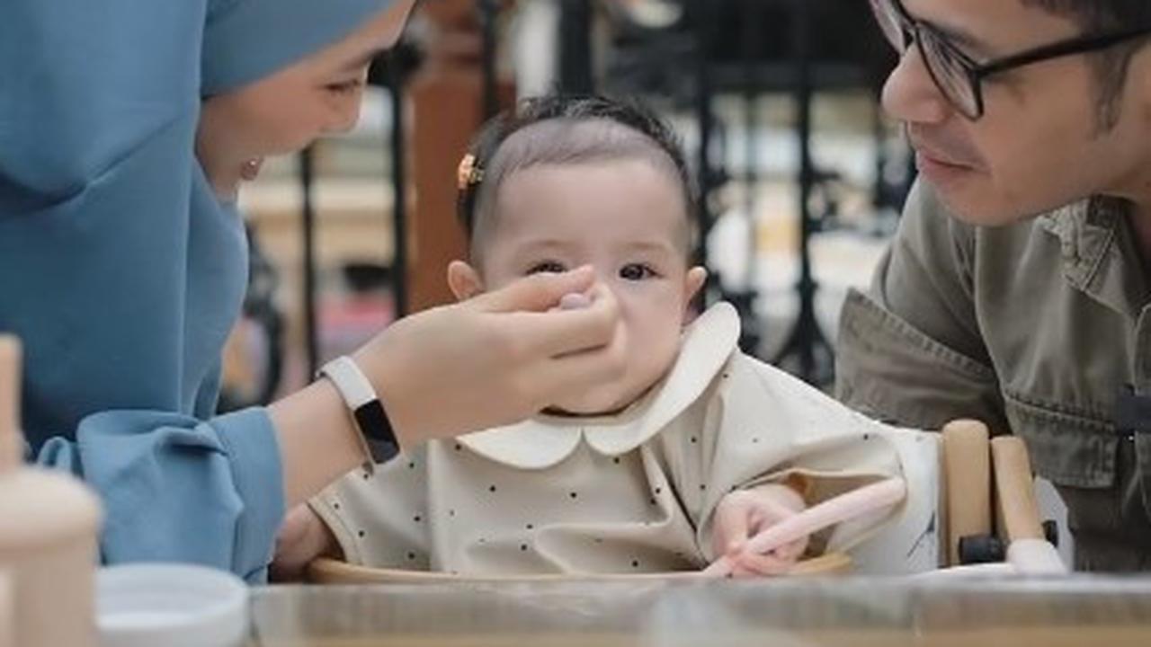 Momen Anak Bungsu Alyssa Soebandono MPASI Pertama, Begini Reaksinya - Dibuatkan Sendiri oleh sang Ibu